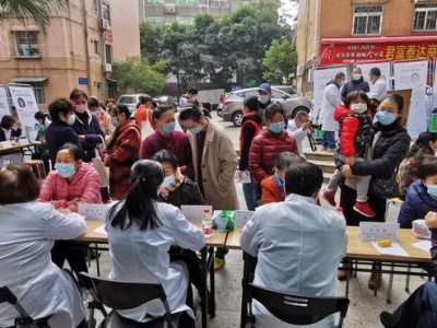 让健康知识、健康运动“走进”群众——深圳市中医院专家团队进龙湖社区义诊活动