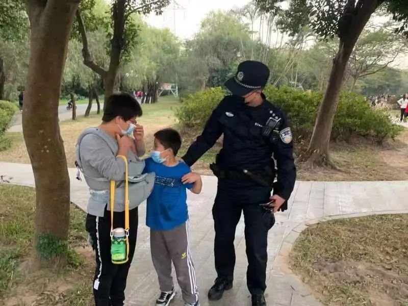 他们是菊花展中的别致“警色”~一起来看看吧！