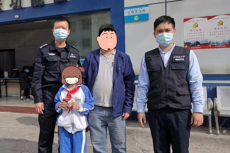 冬天里的暖心事！光明警方倾力找回走失老人和小孩