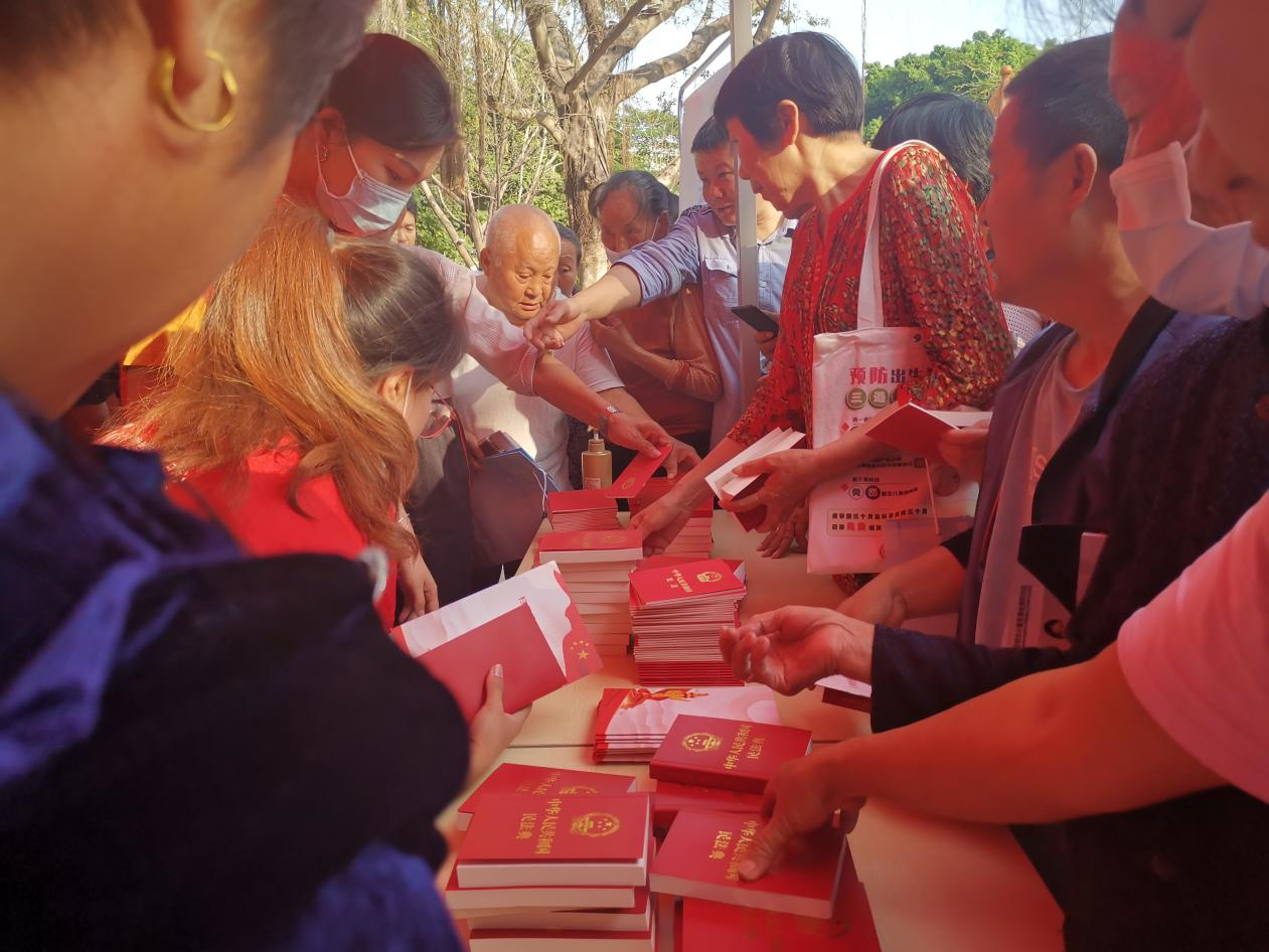进社区、近群众，普法宣传入人心