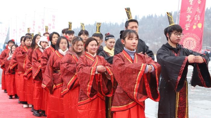 重庆仙女山上演“汉式雪地集体婚礼秀” 展传统婚俗文化