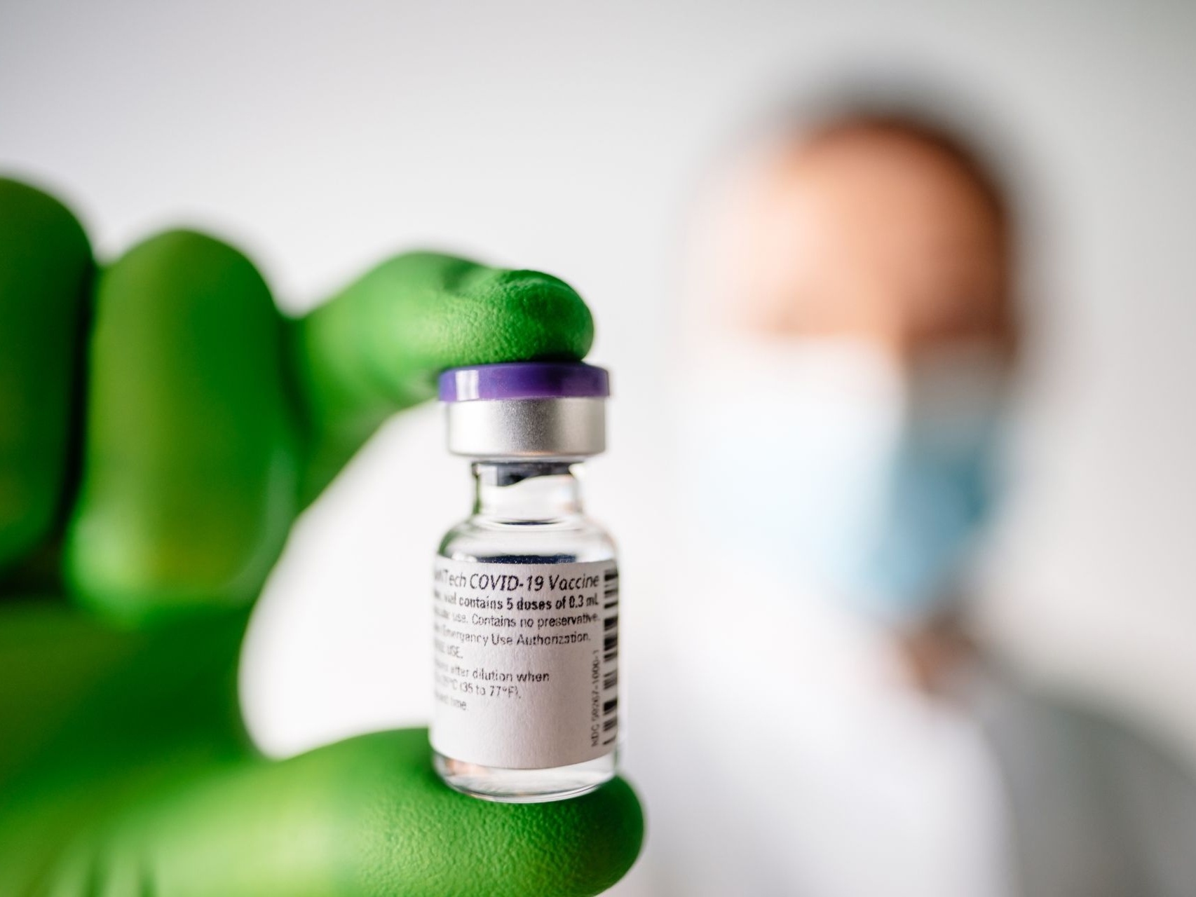 美药管局批准紧急使用辉瑞新冠疫苗，被允许用于16岁及以上人群
