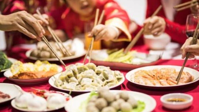 经济日报：年夜饭预订火爆，各方应多些“冷思考”