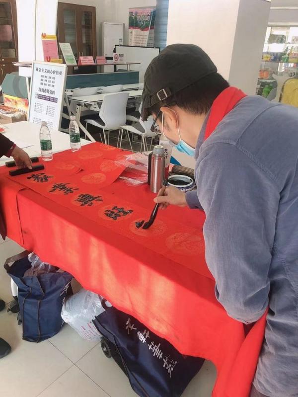写春联，庆新春，四方埔社区为居民送祝福！