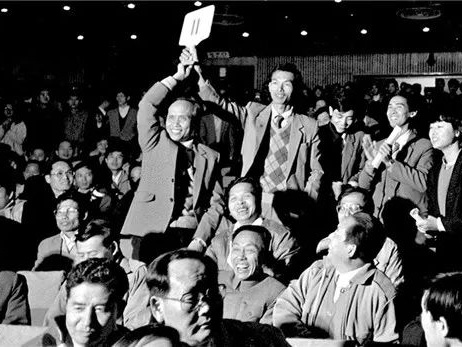 前沿现场 | “傻瓜”相机抢拍出中国新闻奖 ——刘廷芳讲述《中国首次拍卖土地》新闻照片的拍摄经历