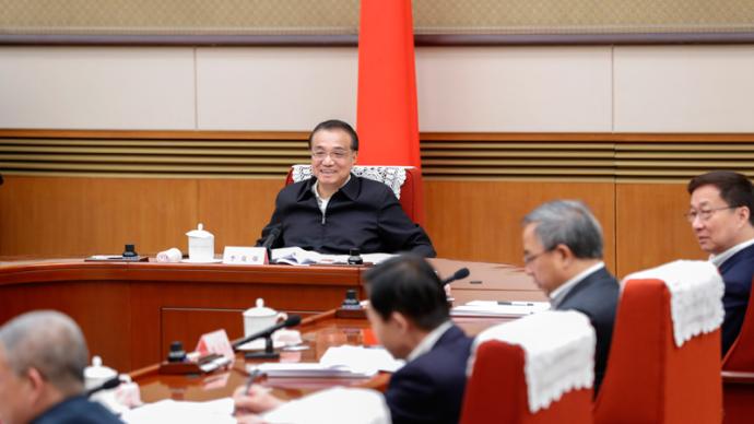 李克强主持召开教科文卫体界人士和基层代表座谈会