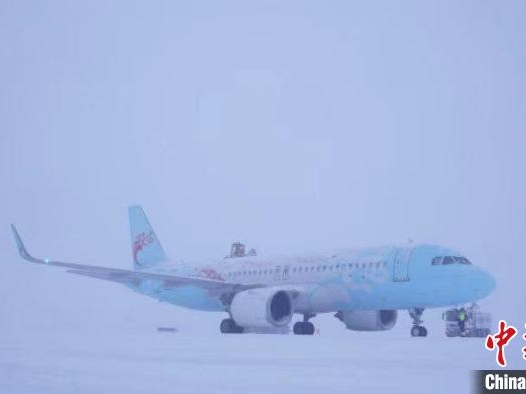 新疆受强降雪影响 50余班航班取消
