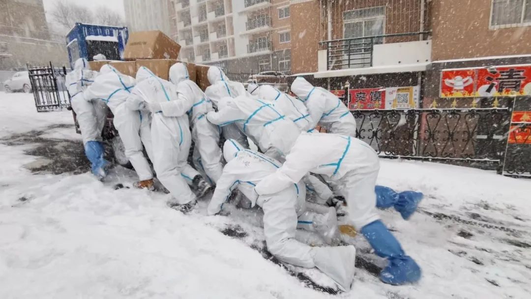 风雪中，这组“移动的雕塑”让人泪目