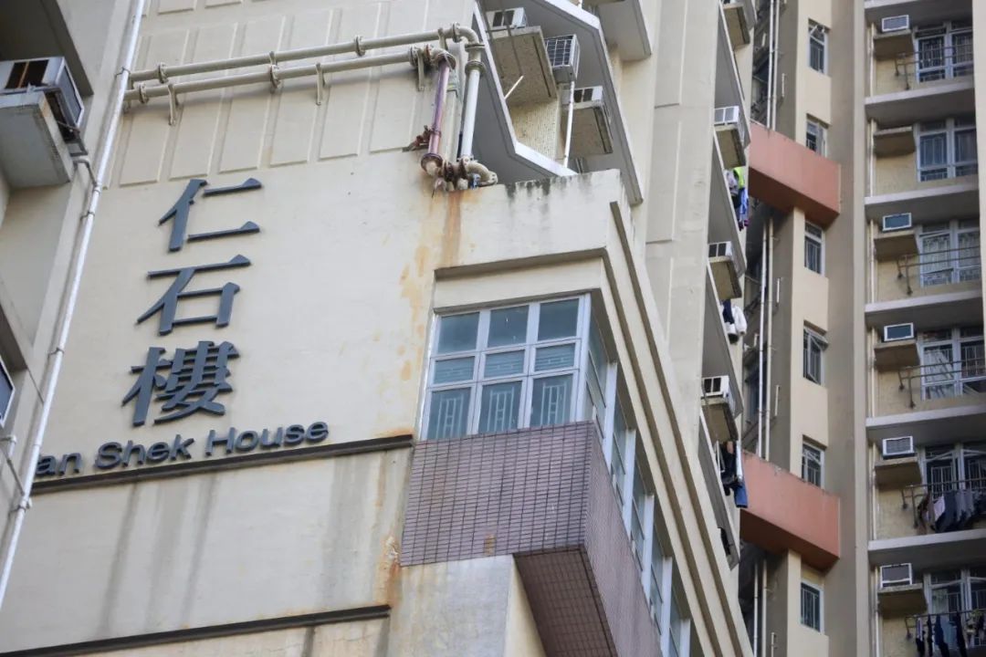 逾百居民凌晨撤离！香港石荫邨仁石楼5人确诊，又现垂直传播！