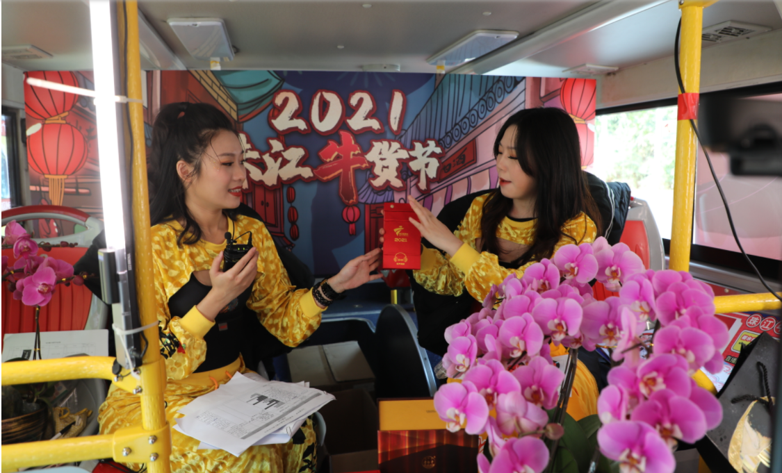在粤过年乐游羊城 双层巴士云直播推介羊城游新亮点