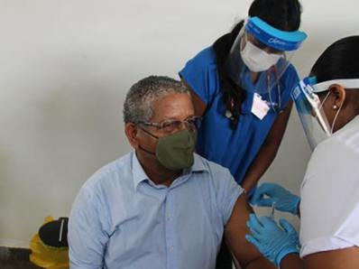 塞舌尔总统接种中国新冠肺炎疫苗 