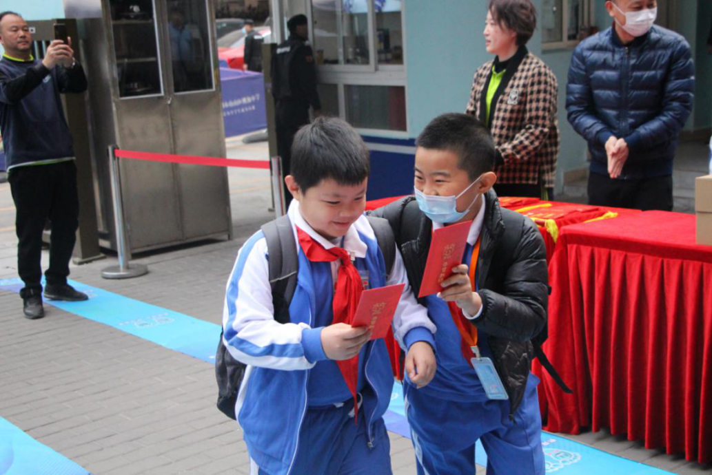桃源小学激情迎新！带上“名校”大红包，朝着希望师生齐“奔跑”