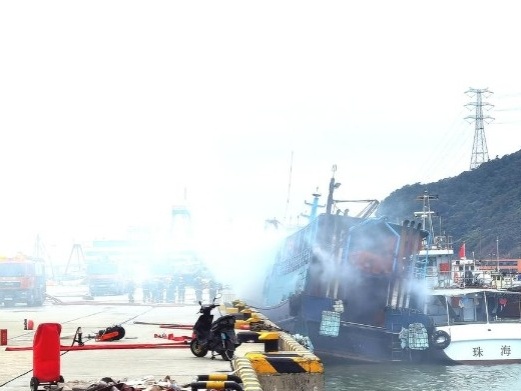 今晨洪湾渔港一渔船失火，消防部门6小时扑灭