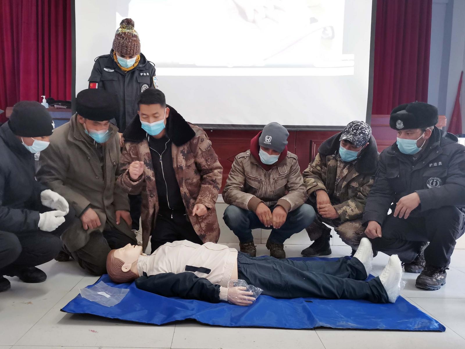 深喀社工在零下20C°高原上开展应急救援培训