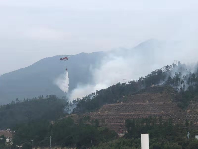 潮惠高速公路边坡起火 路政等救援人员合力奋战4小时灭火