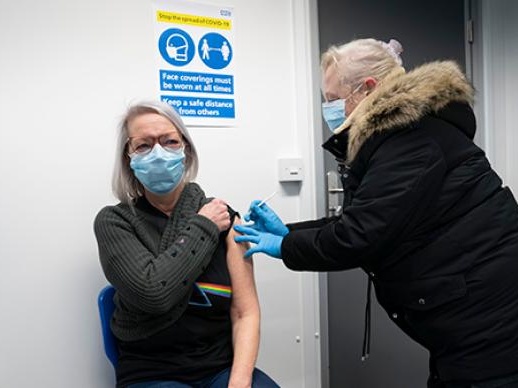 英国加速疫苗接种，医学顾问警告：未来几周疫情形势更严峻