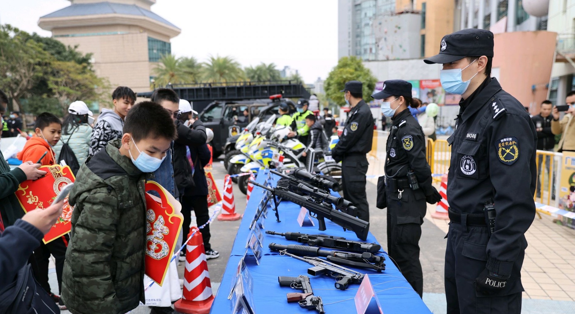 降温？不存在的！警察的帅气让人热血沸腾