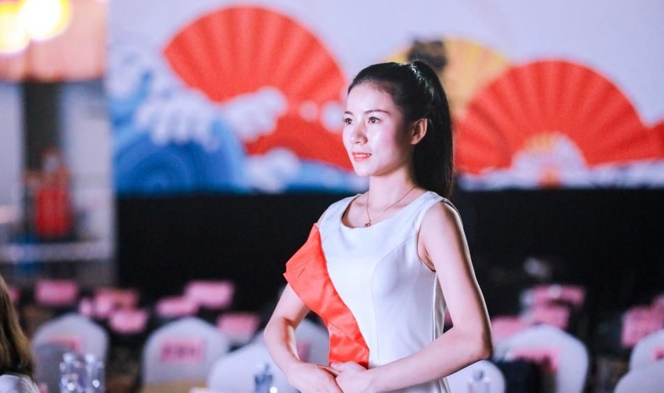 龙岗这些姑娘们，端庄优雅最讲礼仪！