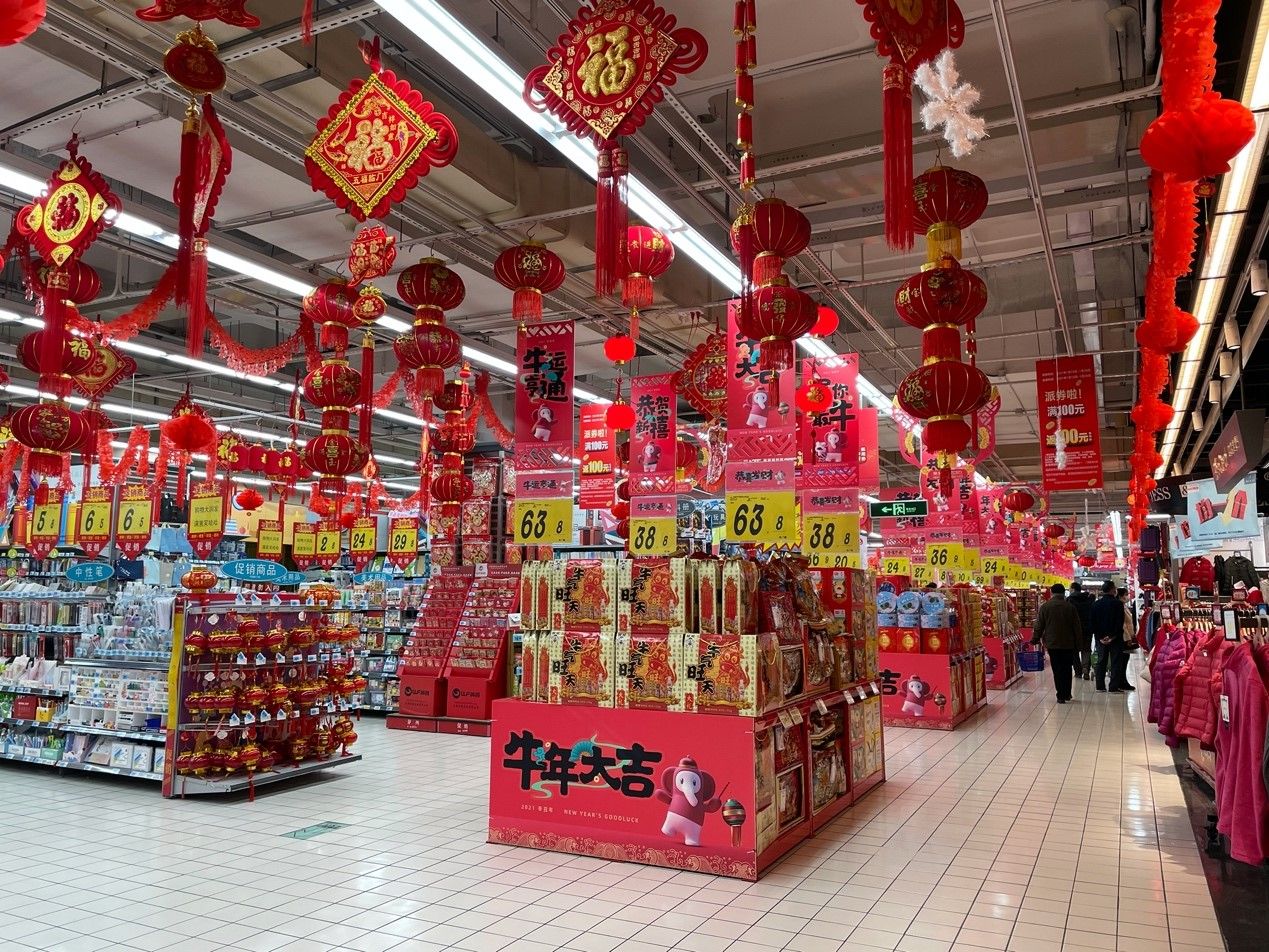错峰置办年货享优惠，“就地过年”催生半成品年夜饭预定热