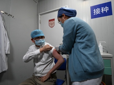 多图直击｜张文宏接种第二剂新冠疫苗，提醒接种后坚持戴口罩