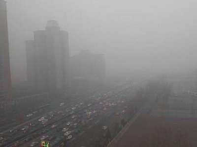 中国中东部现大范围PM2.5污染 49个城市启动重污染预警