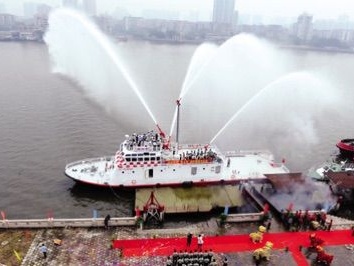 广州消防添利器，新消防船“穗消06号”列装入役