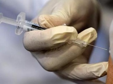 ​匈牙利总统接种第一针中国新冠疫苗