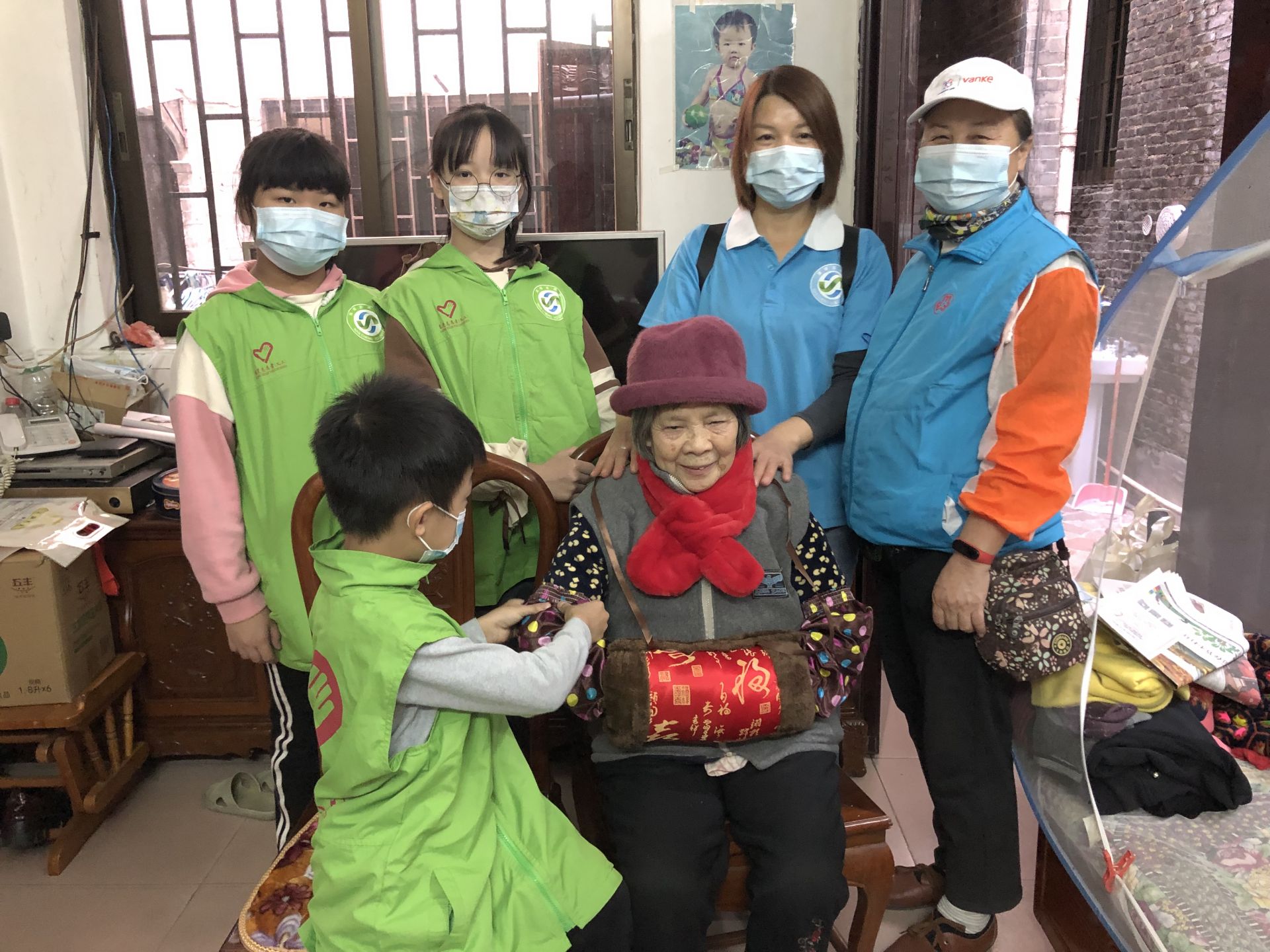 贴春联、挂灯笼、送年桔，东莞社工情暖社区老人心