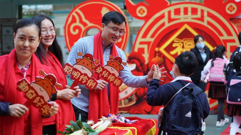 开学首日 | 湖贝小学开学有“心”招：集福点赞，观看戍边英雄爱国宣传片