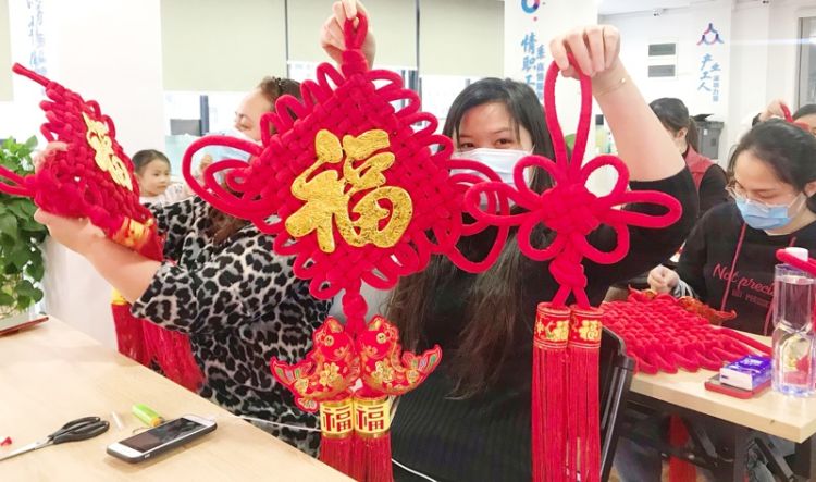 宝安航城职工之家同职工喜迎新年
