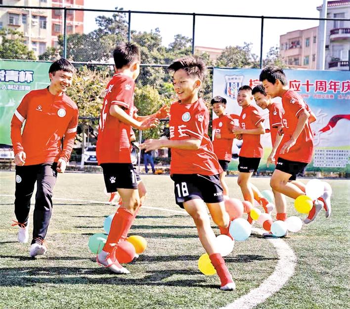 宝安男足：贺岁视频“刷爆”朋友圈