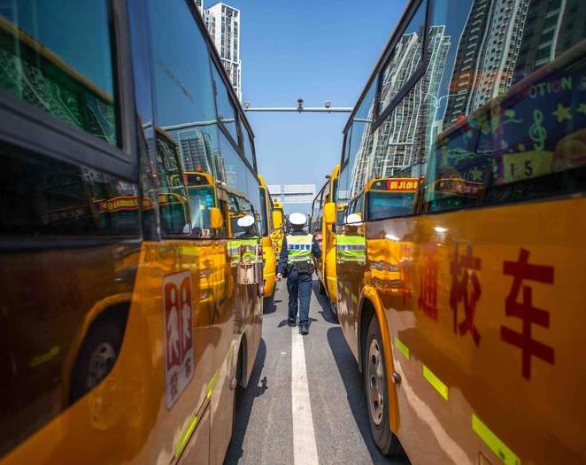 深圳交警集中查校车，开学首日建议大家早出门