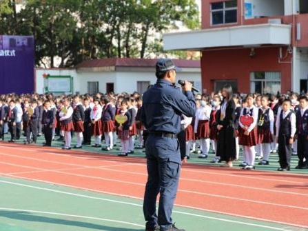 开学第一天，龙岗区中小学生收到了警察叔叔传授的“安全锦囊”