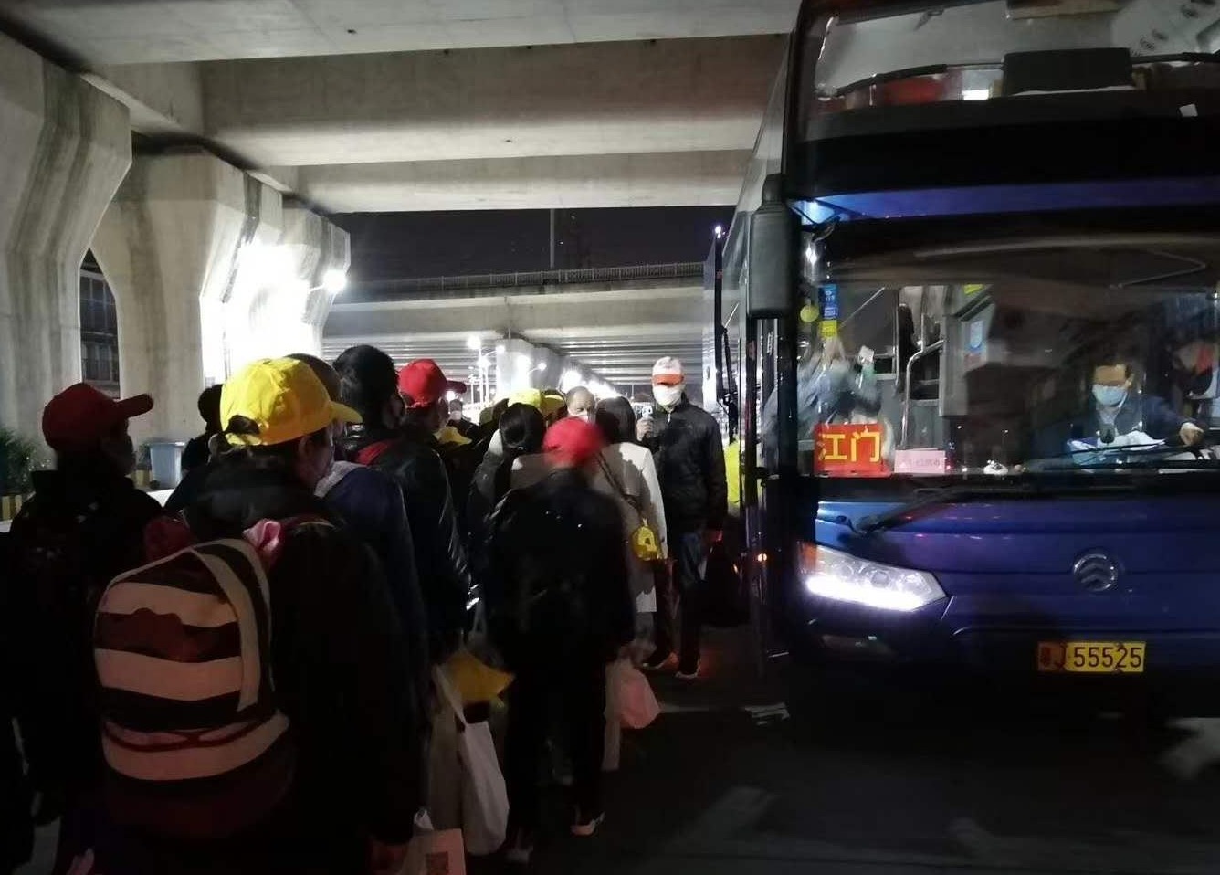 专车接送！江门首批77名务工人员有序返江返岗