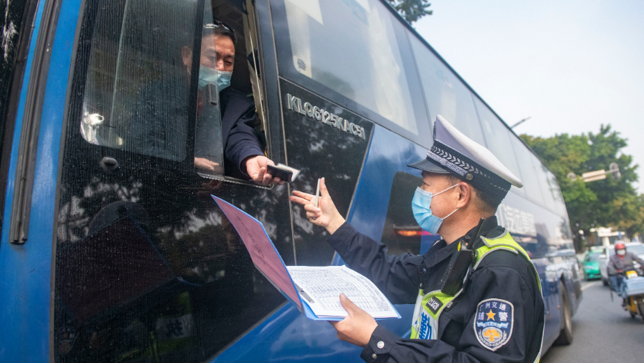 春运防疫：乘机飞行超4小时检测一次体温