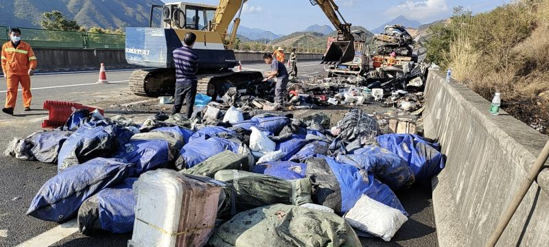 高速路上众人“抢”5000多件快递，反被车主感谢……