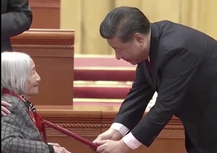 习近平为夏森颁奖 这一幕太暖心 