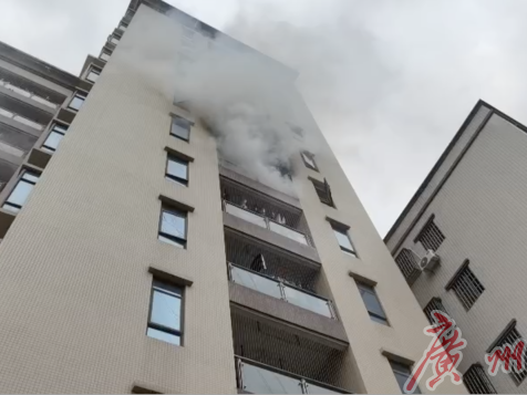 浓烟滚滚！一民房6楼起火，广州消防救出6人