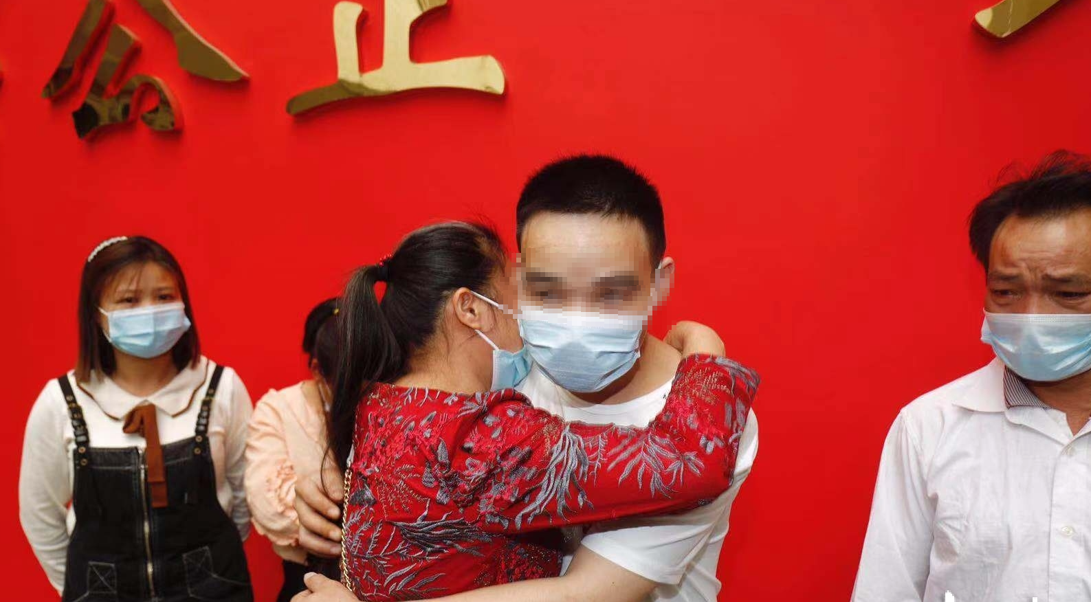 跨越27年的团圆！中山警方帮助失散母子东凤团聚