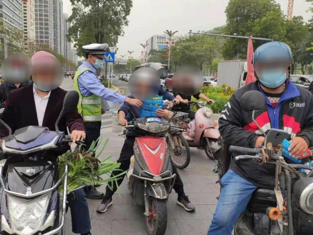 深圳交警实行“双罚”措施，严查民生行业电动自行车不戴头盔违法行为