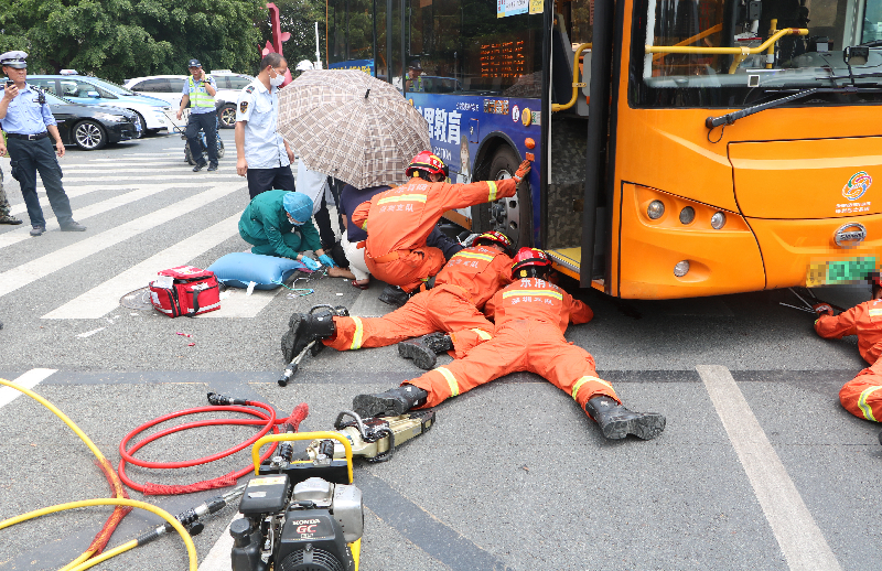 男子双腿被卷入公交车底，消防员钻入车底救援