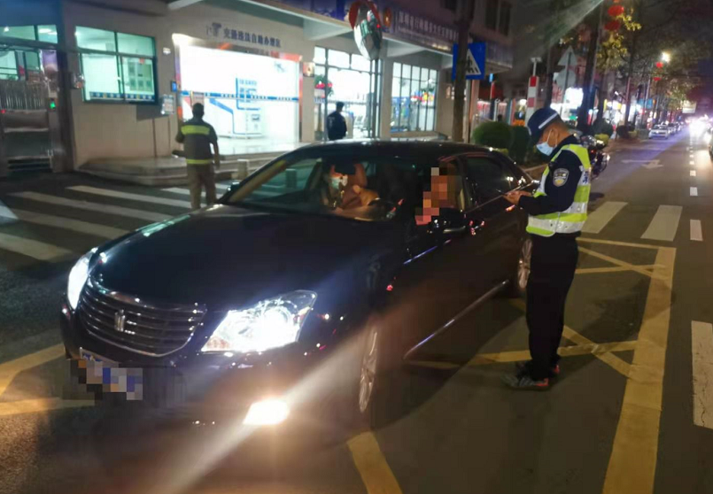 规范夜间灯光使用 龙岗交警开展“平安华灯”整治
