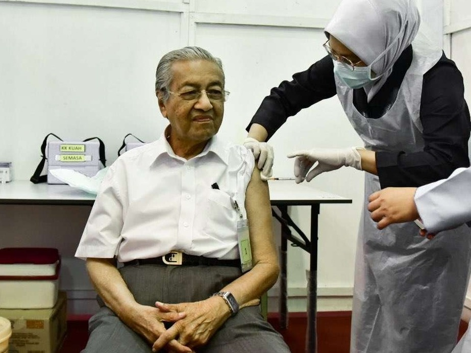 马来西亚前总理​接种新冠疫苗 成该国最年长接种者