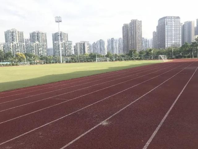 深圳市民质疑：西乡街道两个足球场竣工多时不开放 浪费公共资源   