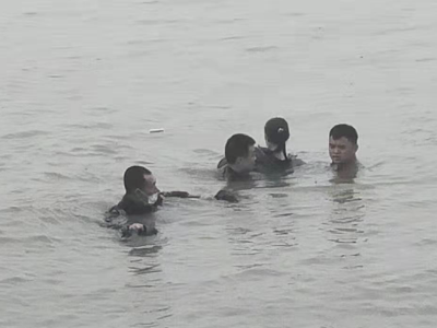 极速真探｜深圳湾公园有女子落水，三名男子接力及时施救