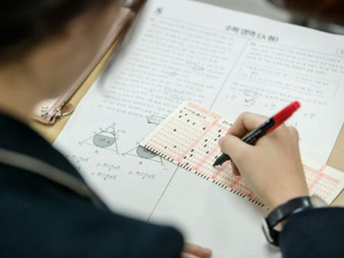 青岛六区市教师招考试题疑泄露，警方抓获一名嫌犯