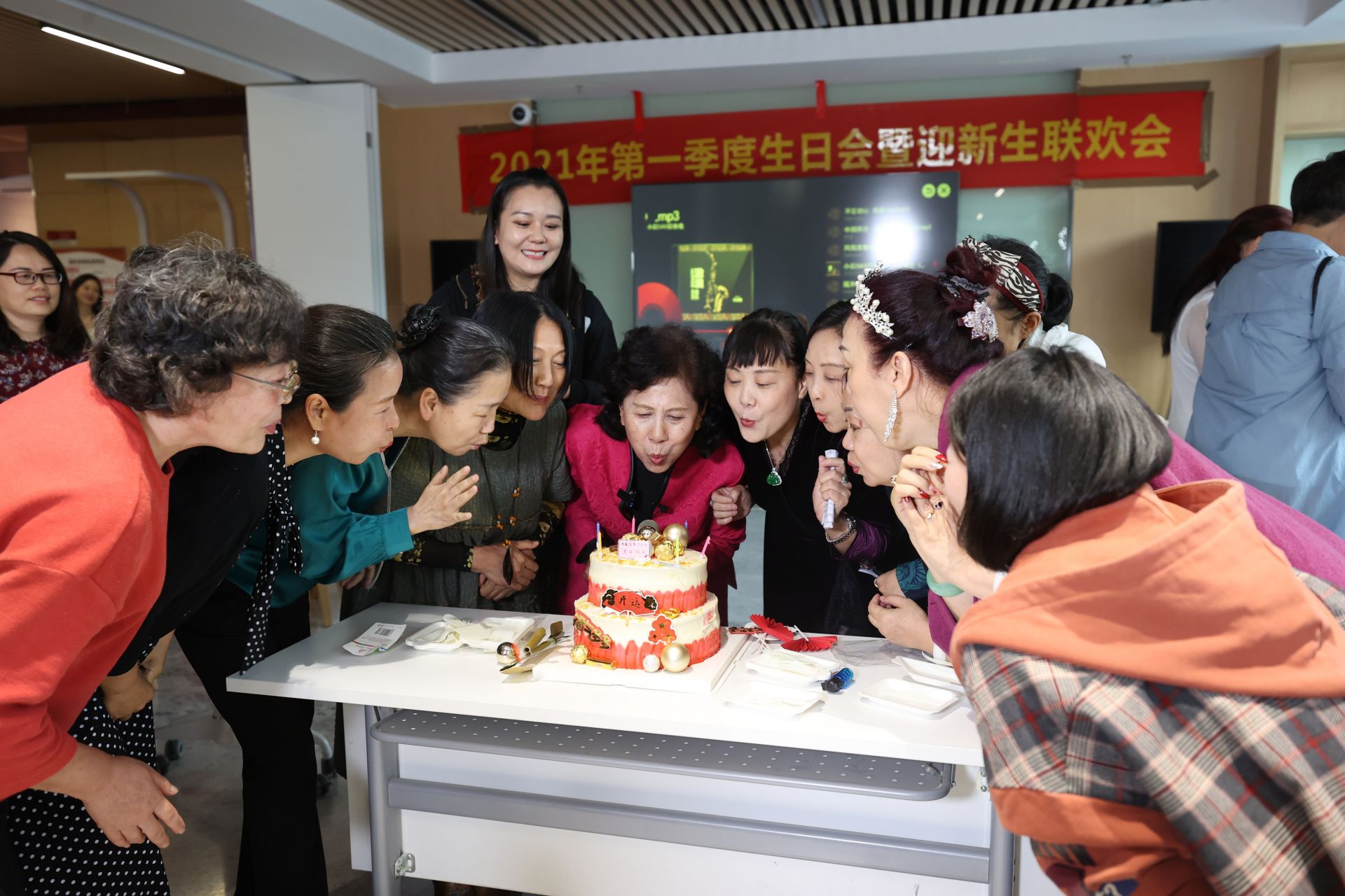 凤凰涅槃艺术团举办集体生日会——郭丽英:“让病友们有一个永远的家”