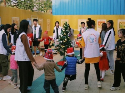 深圳留洋国际高中生自发组成艺树公益，为儿童提供艺术、心理指导