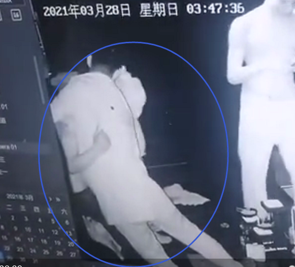 广西环江县一男子疑在酒吧包厢内被捅身亡，嫌疑人已落网