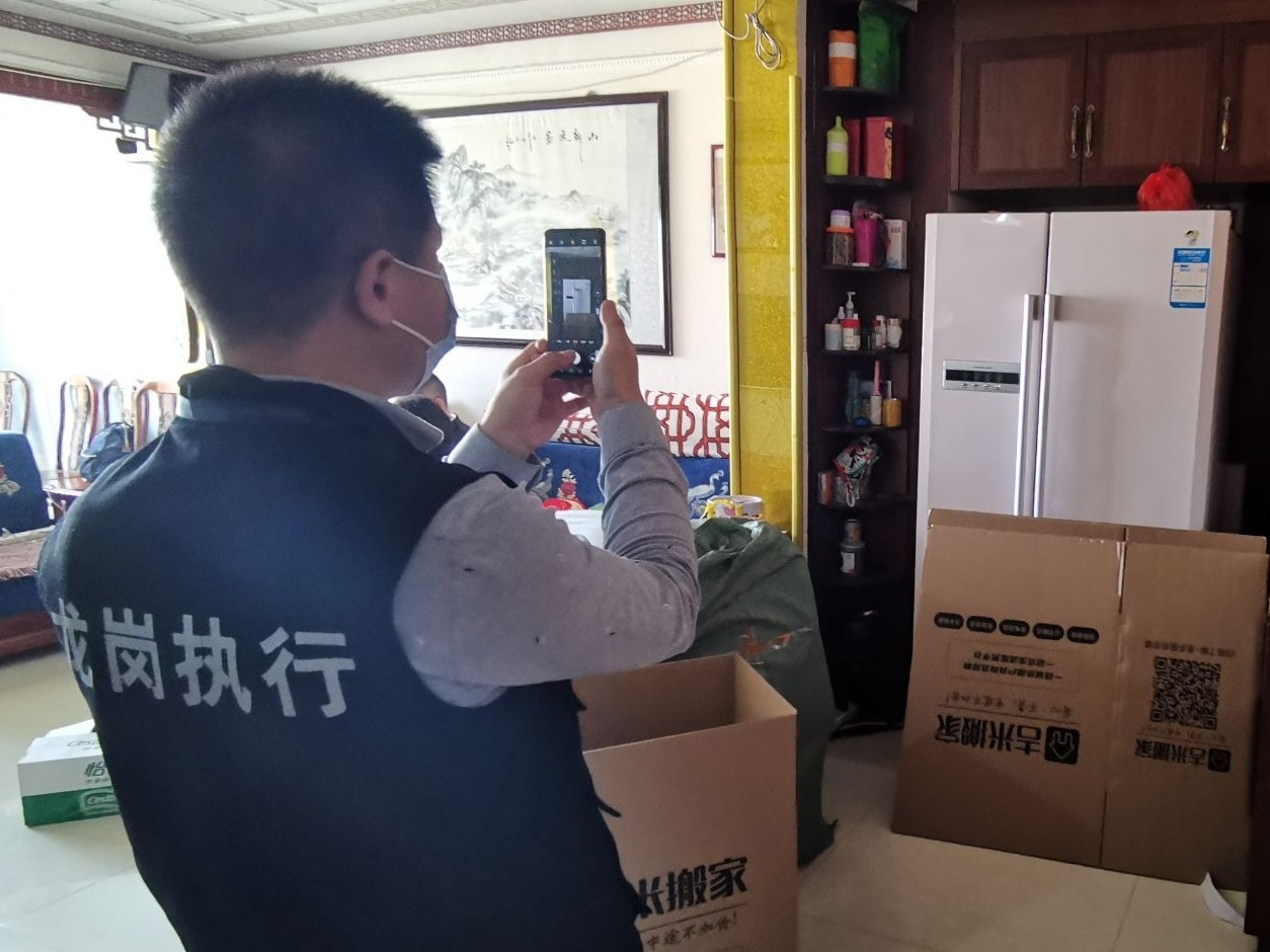 情节堪比小说！法官乔装工人巧执行 顺利解决“收房难”   